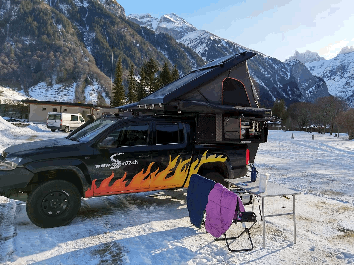 Khaya im Schnee. Dank der eingebauten Heizung kann man auch im Winter ganz gemütlich unterwegs sein.