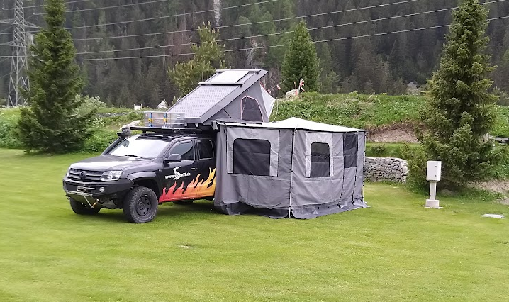 Khaya mit aufgestelltem Aussenzelt (Seitenwände für 270° Markise)